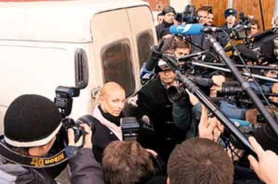 Толпа журналистов прижала Волочкову к грязному микроавтобусу.
