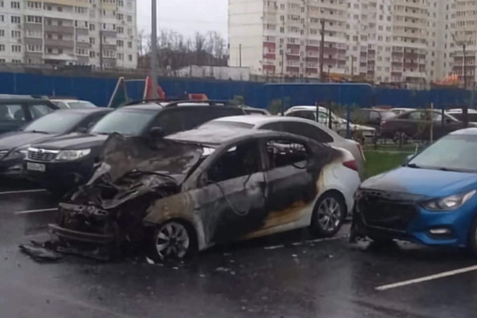 Оказались повреждены автомобили марки Hyundai Solaris. Фото: группа в VK «Это Ростов»