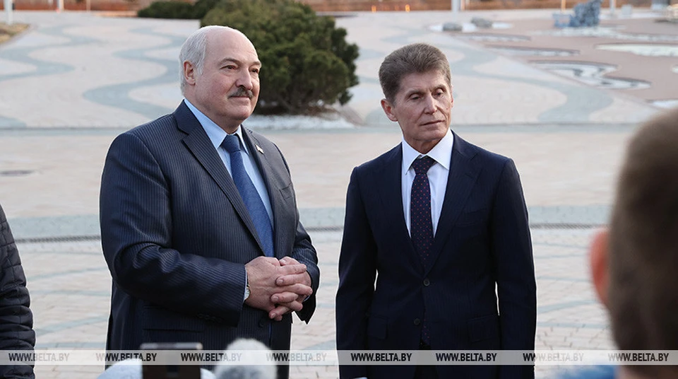 Белорусский президент и губернатор Приморья обменялись памятными подарками. Фото: БелТА.