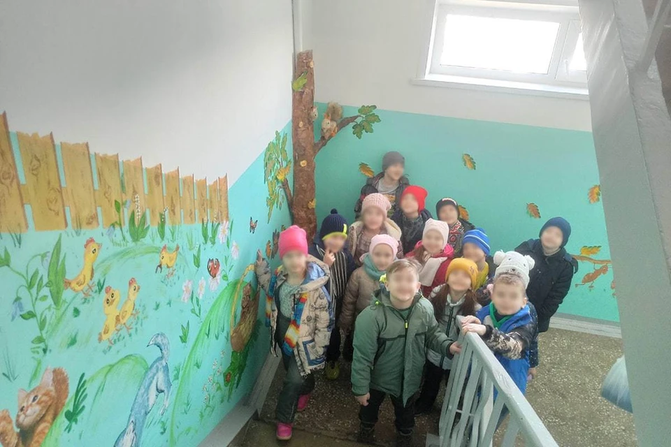В Красноярске воспитанников детского сада сводили на экскурсию в подъезд. Фото: vk.com/kras_sunny