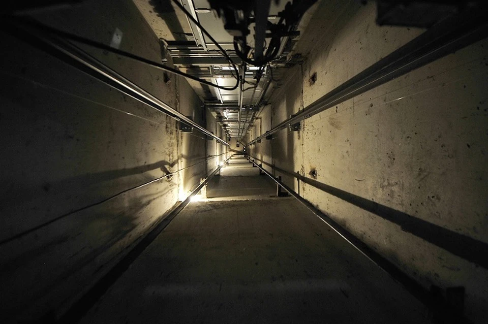 Двое рабочих упали в шахту лифта в Хабаровске