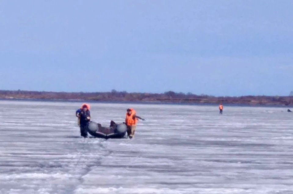 Рыбаков спасли при помощи судна на воздушной подушке. Фото: ГУ МЧС России по Нижегородской области.