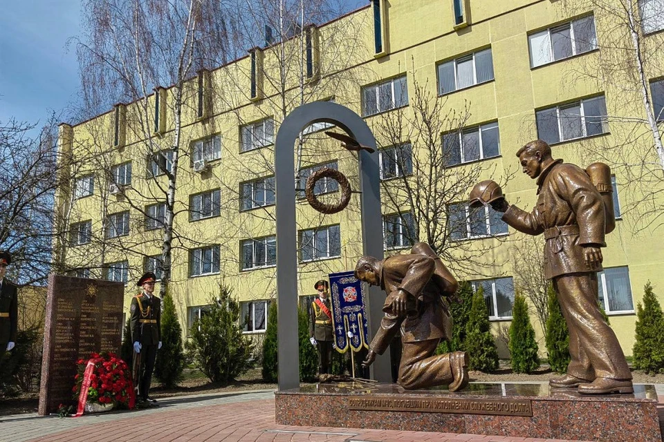 Памятник погибшим спасателям открыли в Университета гражданской защиты. Фото: МЧС