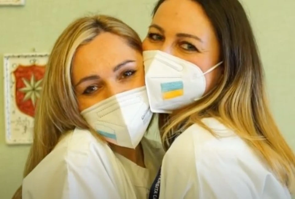 Медсестры Ирина с Украины и Альбина из России работают бок о бок в итальянском госпитале. Фото: Università Campus Bio-Medico di Roma