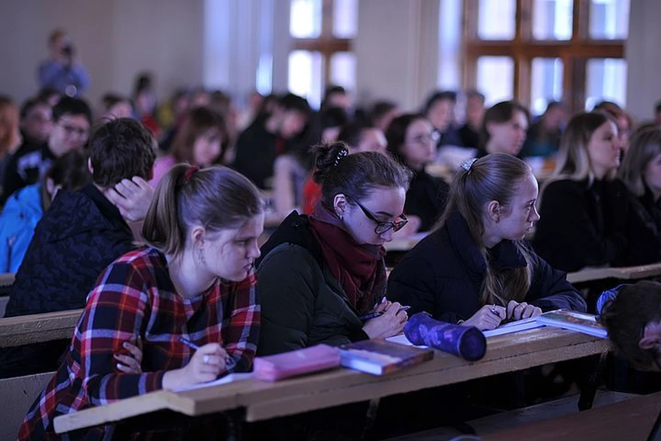 Преподаватель помогала студентам за деньги.
