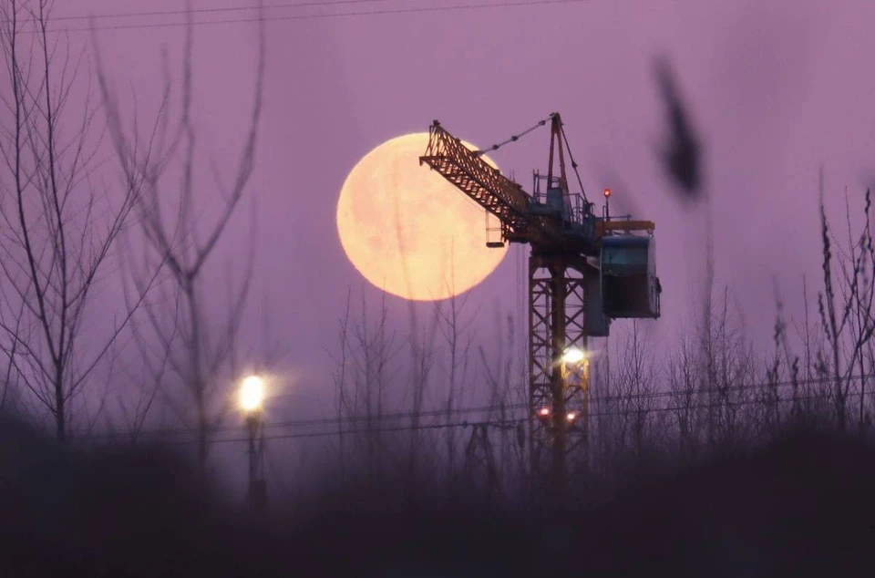 Луна спб 2024. Луна над Петербургом. Луна над Питером апрель 2023. Розовая Луна СПБ. Луна в Питере сейчас.