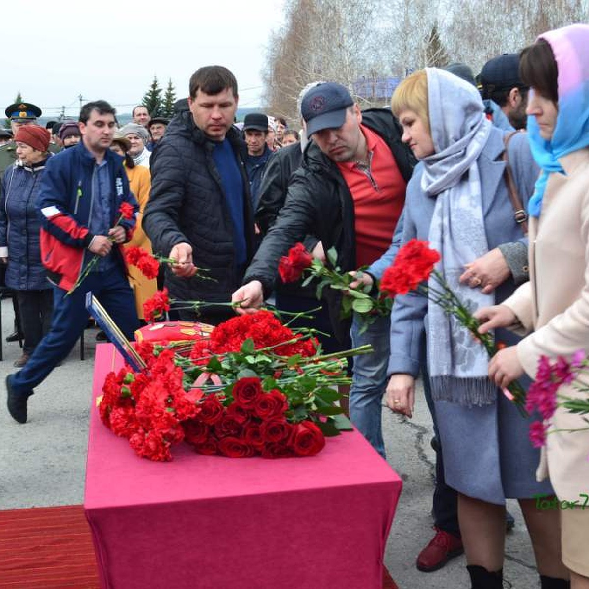 В Старой Кулатке похоронили ульяновского летчика, погибшего на Украине во  время спецоперации - KP.RU