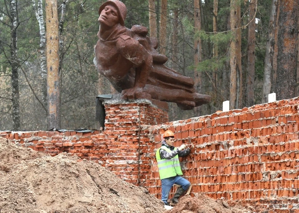 На Нагорном кладбище Ижевска началась реставрация мемориального комплекса в память о советских воинах, погибших в ходе Великой Отечественной войны. Фото: Олег Бекмеметьев