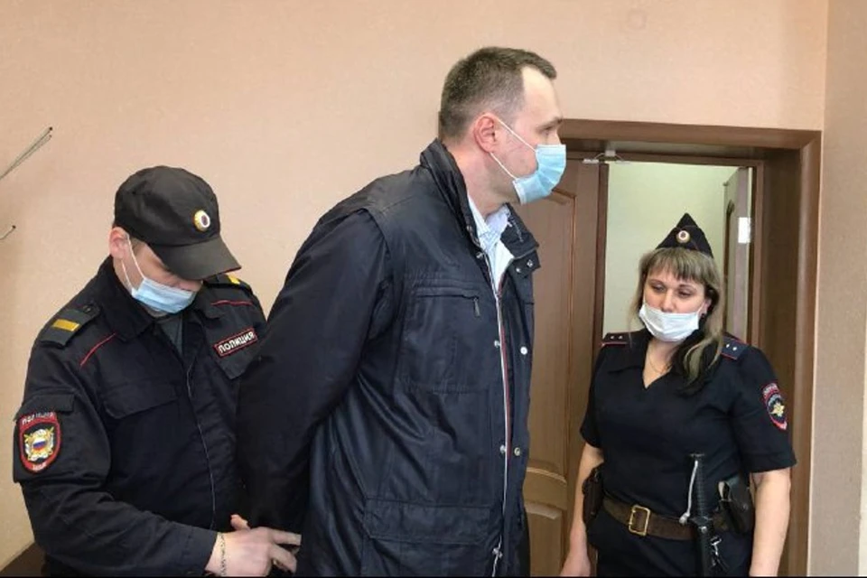 Экс-чиновника взяли под стражу в зале суда