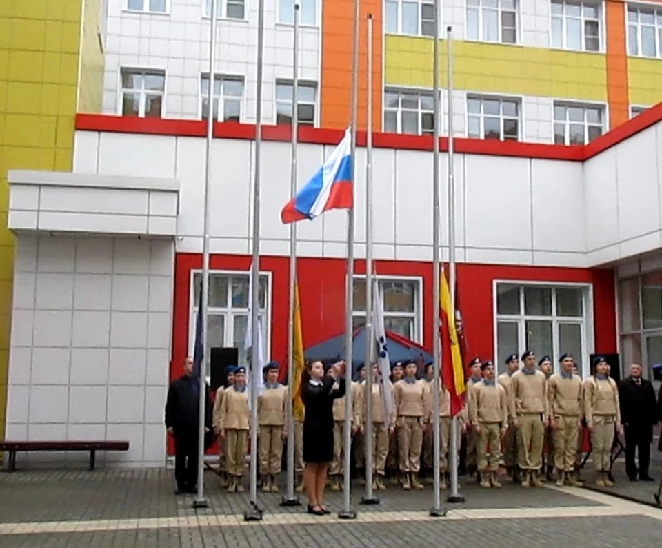 Право поднять флаг доверили отличнице из 7 класса Дарье Канищевой
