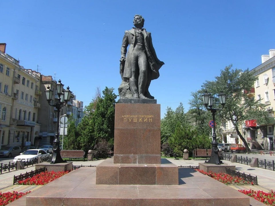 Участие горожан в уборке исторических монументов помогает формировать уважение к истории города. Фото: сайт администрации Ростова.