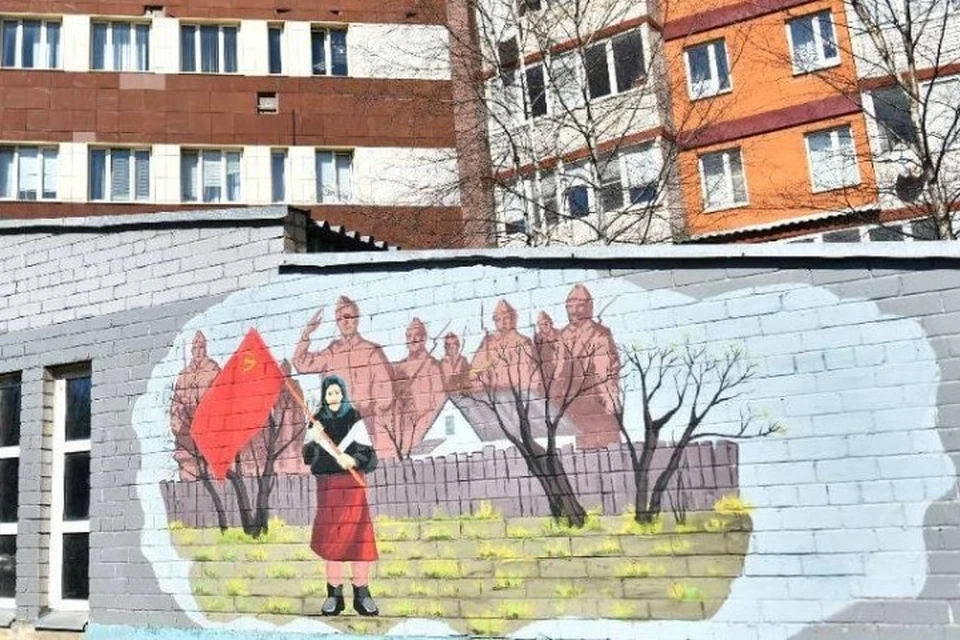 Еще три граффити с изображением бабушки с флагом появились на зданиях в Ярославле. ФОТО: страница Владимира Волкова, Telegram