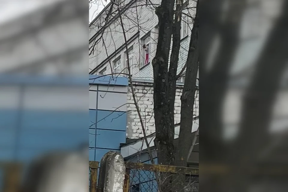 Девочка самовольно взяла из шкафа ручку от окна и открыла его. Фото: предоставлено пермячкой Анастасией.