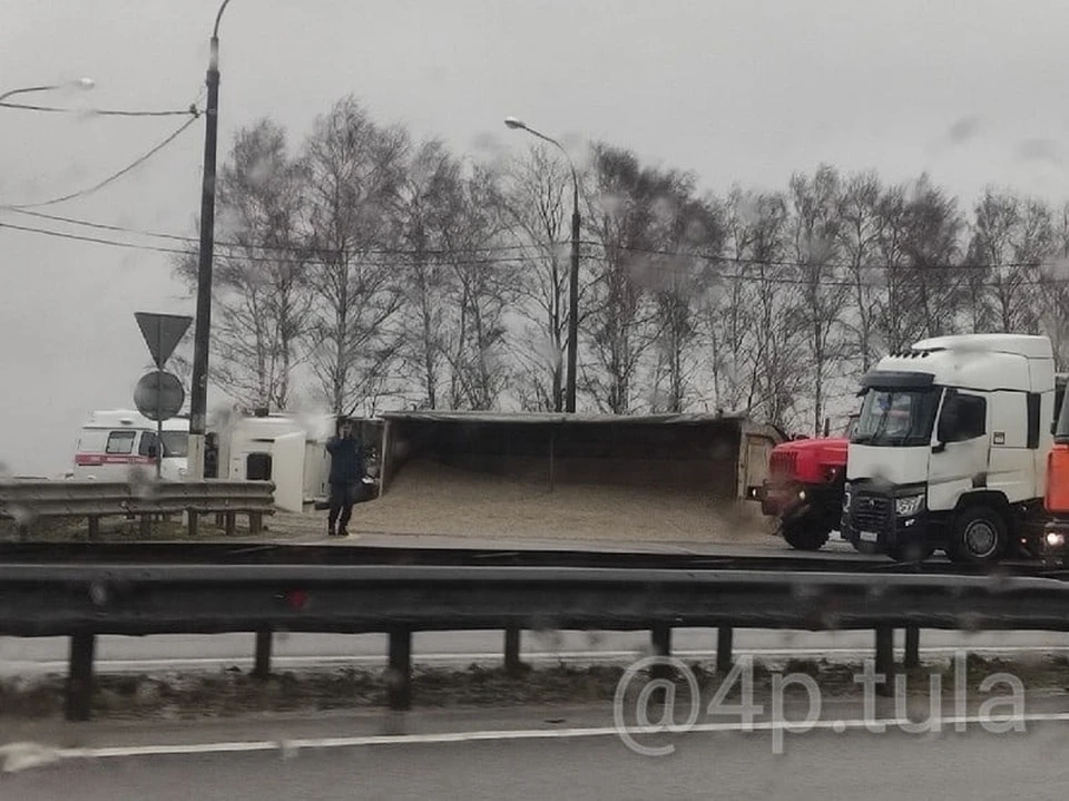 На трассе М-4 "Дон" в Тульской области опрокинулся большегруз: водитель в больнице
