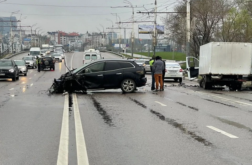 Дтп воронеж фото Авария с тремя машинами стала причиной пробки на Чернавском мосту в Воронеже - K