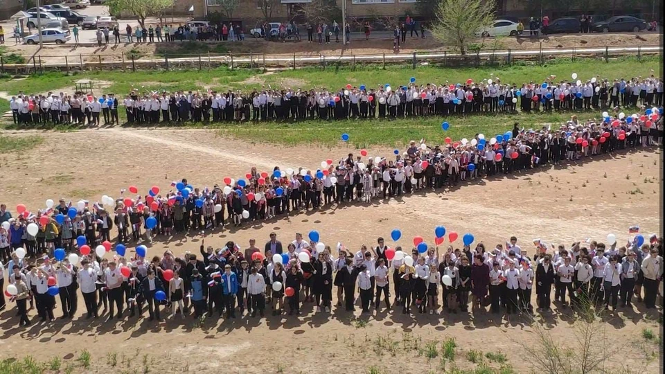 В Астрахани прошёл патриотический флешмоб «Za мир, Za Победу!»