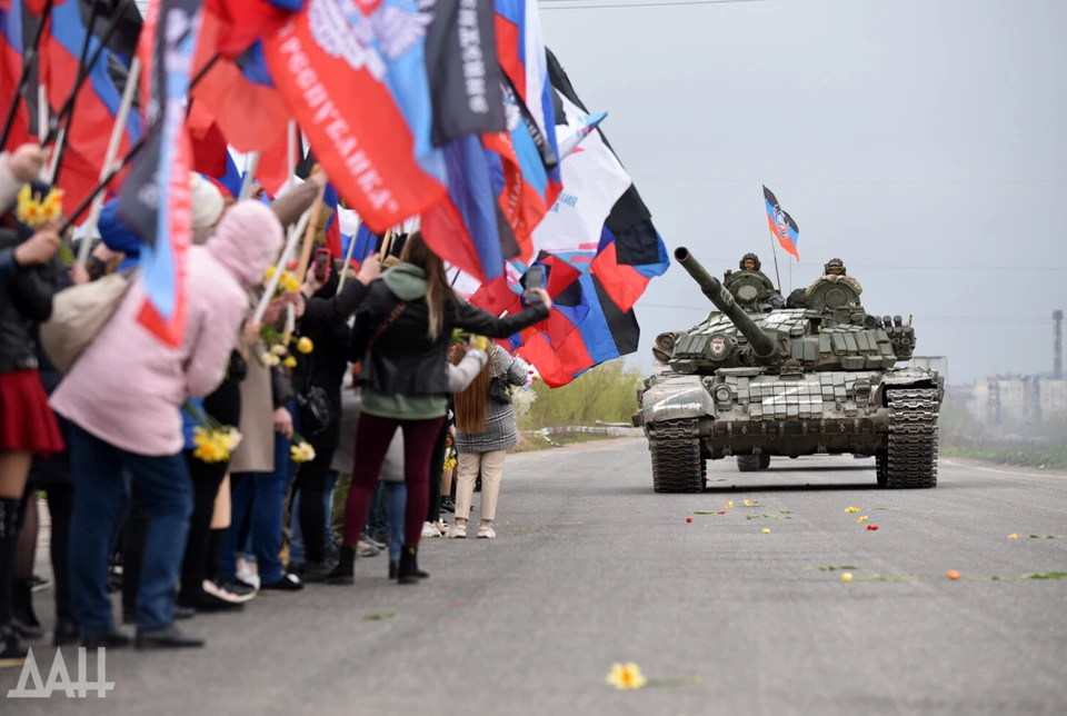 Бойцов «Сомали», вернувшихся после боев за Мариуполь, встретили с цветами. Фото: ДАН