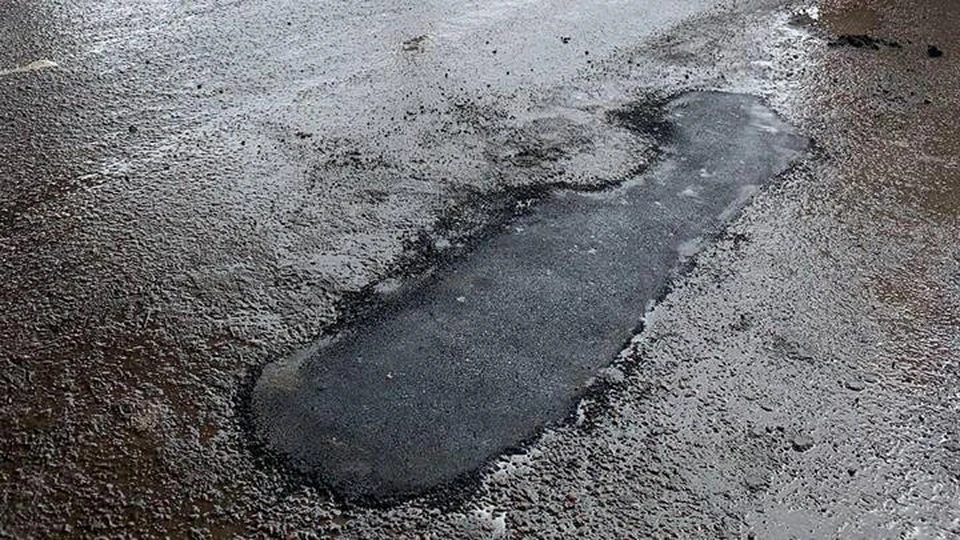 В Туле на улице Рязанской залатали яму, из-за которой повредили колеса больше десятка машин