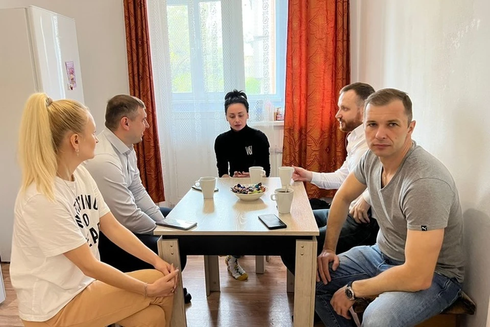 Вместе с гостями беженки из ДНР выпили чай и рассказали им о своей судьбе.