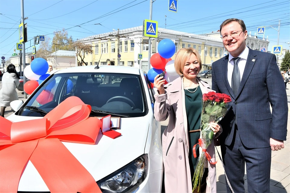 Губернатор Дмитрий Азаров поздравил лучшего учителя и вручил ключи от автомобиля