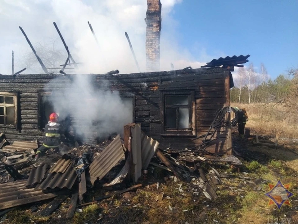 Деревянный дом выгорел фактически полностью. Фото: МЧС.