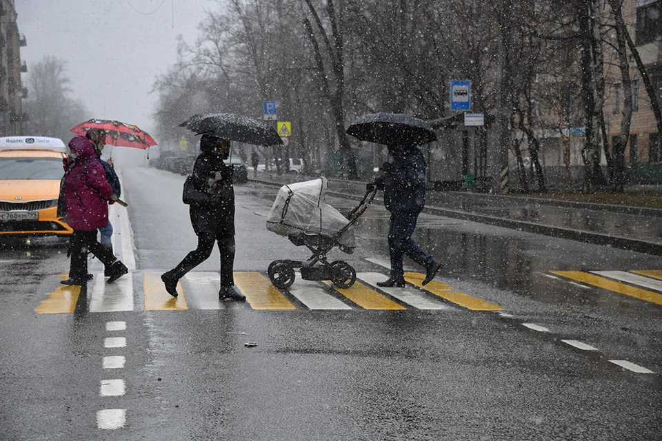 Недолго радовались мы потеплению. Едва москвичи убрали зимние куртки, вооружились зонтами и кедами, как синоптики огорошили всех неприятным известием: к нам идут циклон и похолодание.
