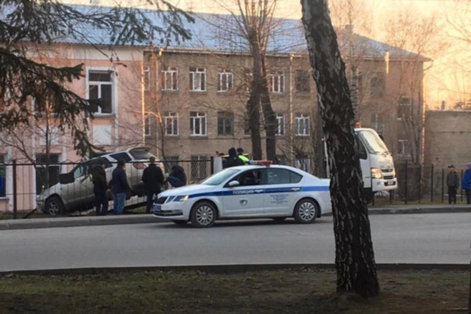 Водитель влетел в ограждения школы. Фото: «Подслушано Первомайка».