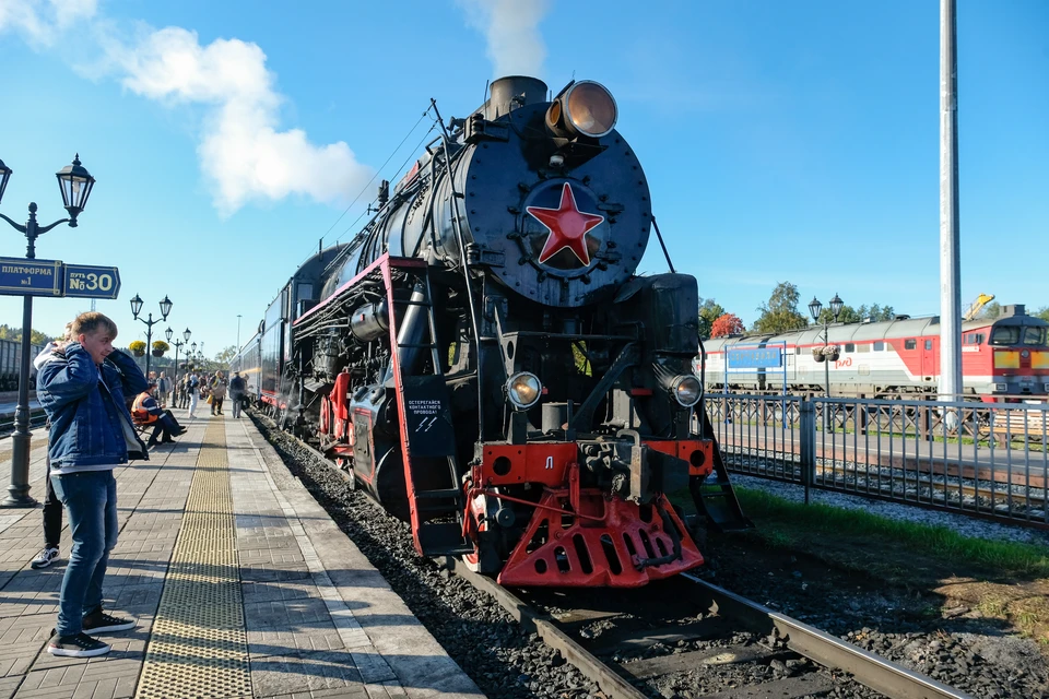 Ретро поезд в карелию. Парк Рускеала ретропоезд. Ретропоезд Рускеальский экспресс. Ретро поезд Рускеала. Рускеала горный парк ретро поезд.