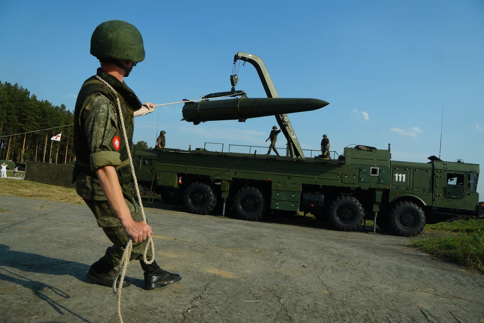 Перегрузка ракеты для оперативно-тактического ракетного комплекса 'Искандер' из транспортной машины.