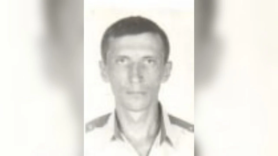 Был одет в камуфлированную зеленую форму, серую шапку