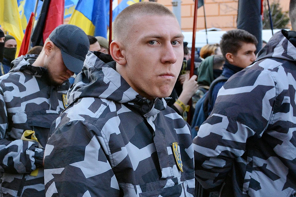 Любые попытки украинцев организовать подполье пресекались либо спецслужбами, либо бандами неонацистов, которым на откуп отдан уличный террор.