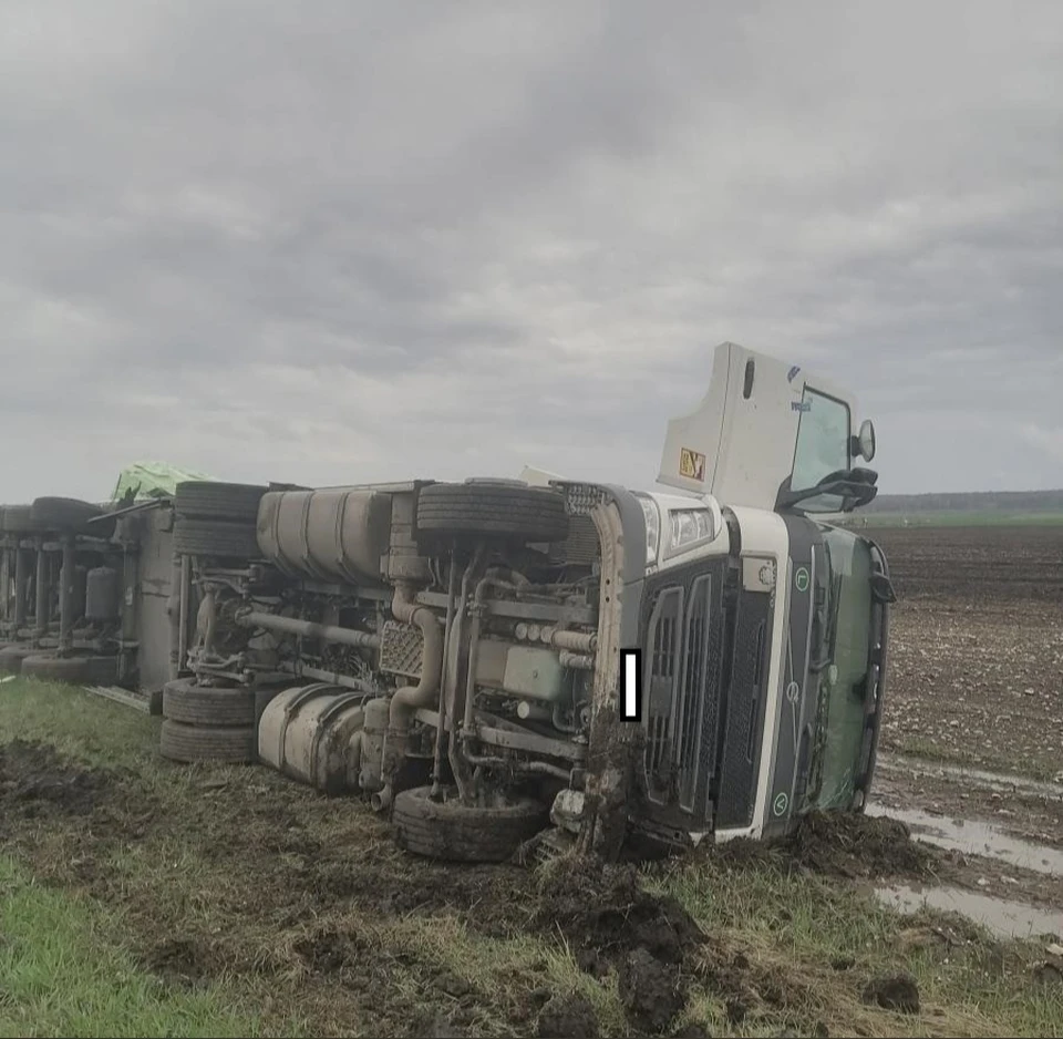 Из-за происшествия грузовики раскидало по разным сторонам дороги. Фото: ГУ МВД России по Самарской области