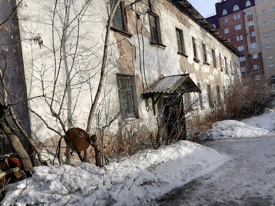 В доме до сих пор проживают люди.