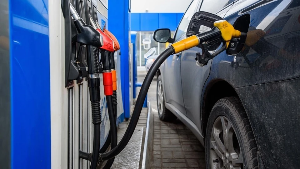 Редкий водитель в Молдове может позволить себе залить полный бак топлива. Фото: соцсети