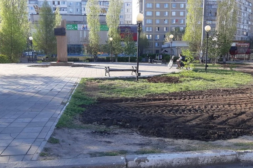 Землю разровняли, яму закопали, дорожку залатали