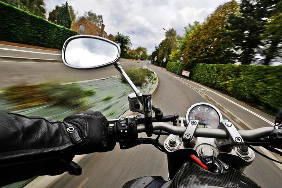 Мотоциклист врезался на скорости в закрытый шлагбаум. Фотоиллюстрация: pixabay.com