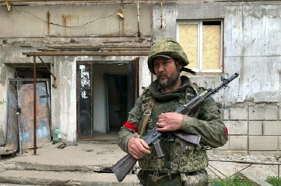 Владимир Новохатский рассказывает, что пошел на фронт ради мира. Фото: ЛИЦ ЛНР