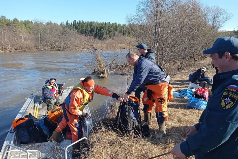 Спасатели спустили на воду лодку и перевезли всех сплавщиков, где тех забрал автобус организаторов турмаршрута. Фото: ГУ МЧС по Свердловской области