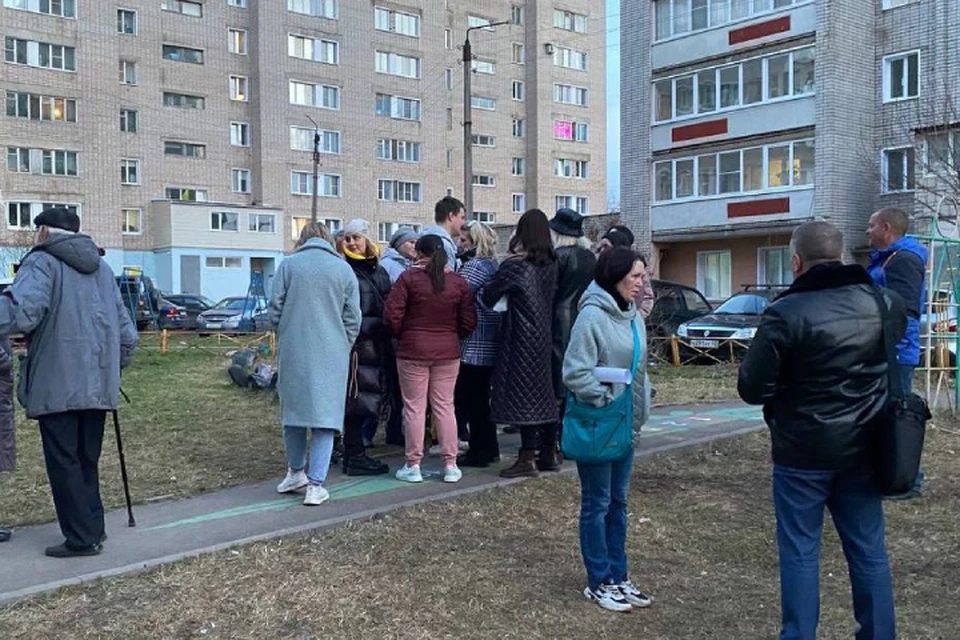 Собрание жильцов дома и волонтеров закончилось неудачей для последних. Фото: vk.com/pomoshchbezdomnym