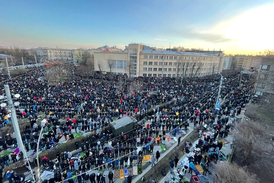 Праздник у мечети встречали 170 тысяч человек. Фото: vk.com/dumspb