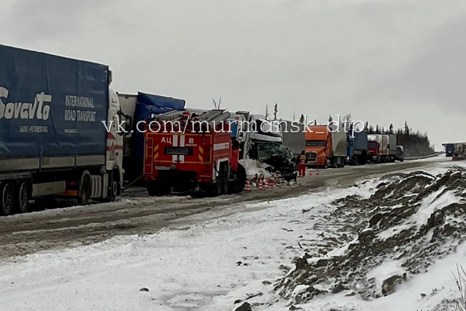 Сейчас на данном участке трассы затруднено движение. Фото: vk.com/murmansk_dtp