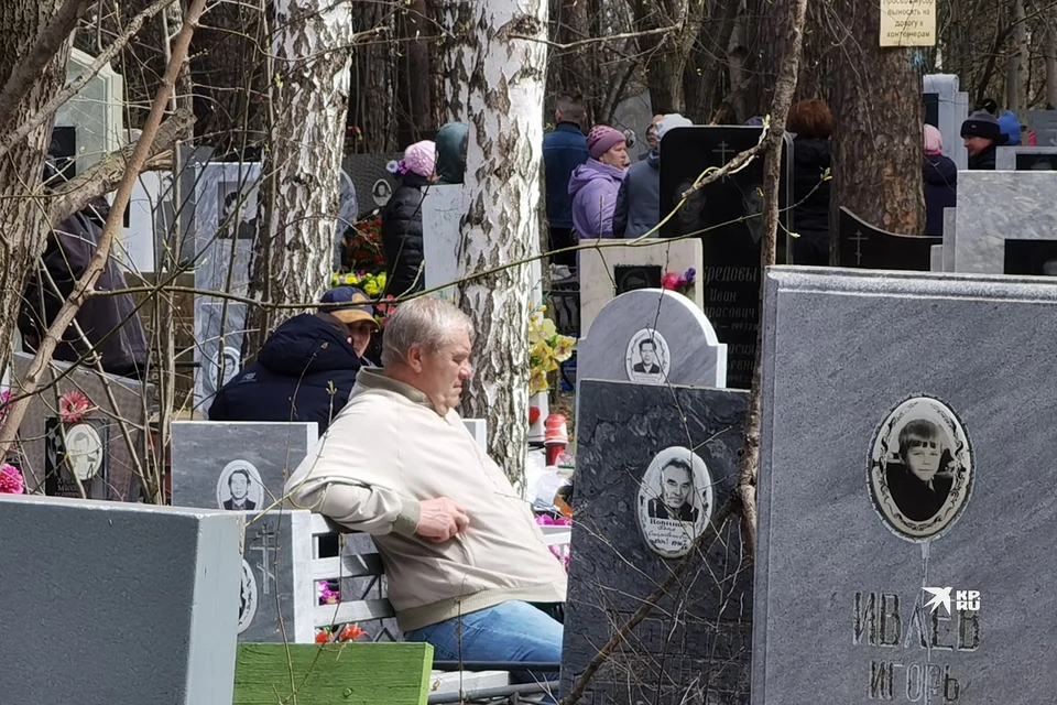 Многие горожане в Родительский день поминают близких на кладбище