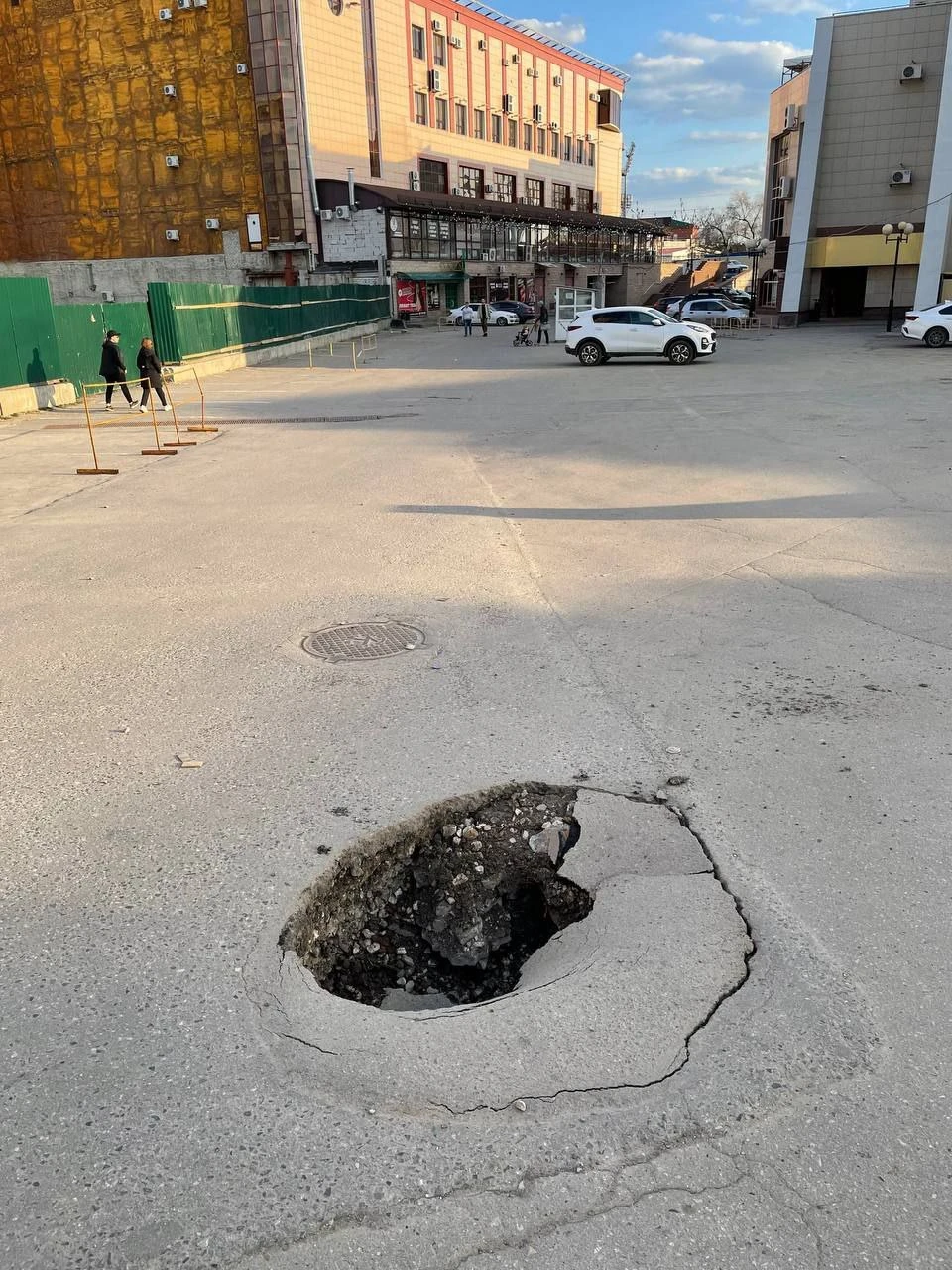 Жители Ульяновска 4 мая обнаружили в асфальте очередной провал ФОТО телеграм-канал Симбирский шугожор