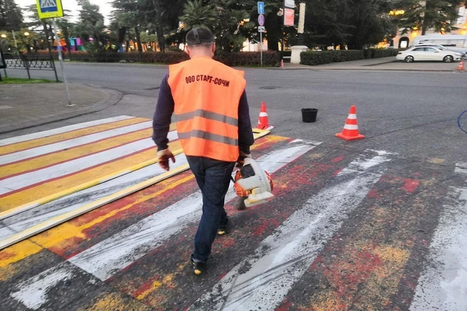 Накануне были выполнены работы по нанесению горизонтальной дорожной разметки. Фото: пресс-служба Департамента транспорта и дорог Сочи.