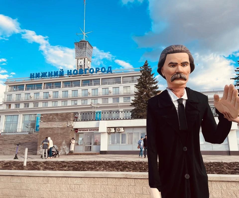 В этот раз Горький прогулялся по Нижневолжской набережной. Фото: театр кукол "Мабу".