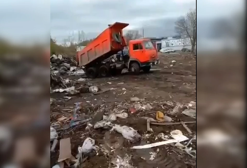 Мусор на незаконную свалку в Зубчаниновке везут камазами. Фото: скрин видео