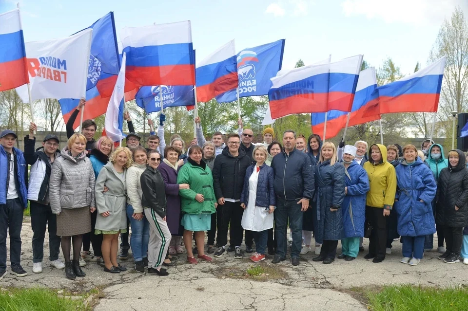 Под окнами ветеранов устроили настоящий праздник