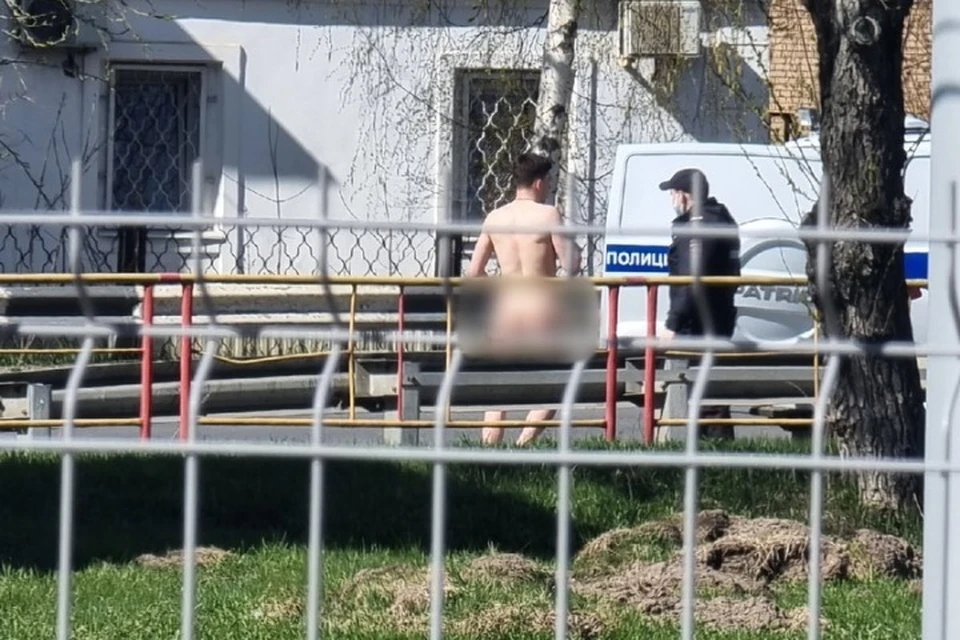 В таком виде мужчина разгуливал по улицам Ярославля. ФОТО: группа "Ярославль LIVE" ВКонтакте