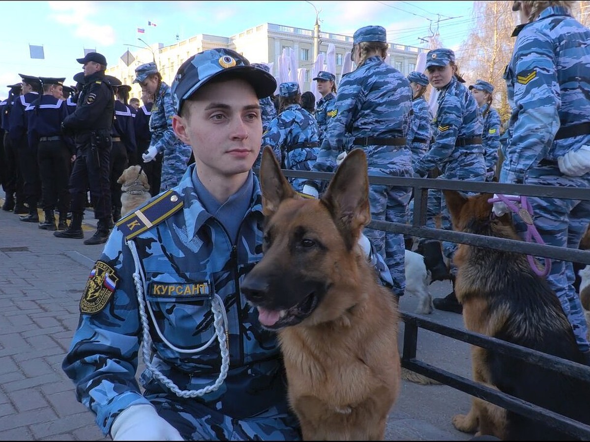 Потерял ботинок, но продолжил маршировать: заглянули за кулисы Парада Победы  в Ижевске и рассказали истории его участников - KP.RU