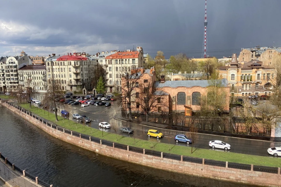Ливень с градом накрыли Петербурге днем в субботу, 7 мая.